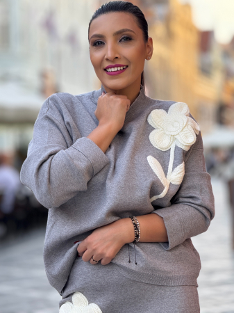 Compleu cu bluza cu floare si fusta [5]