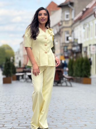 Compleuri si costume - Compleu cu maneci voluminoase si nasturi decorativi