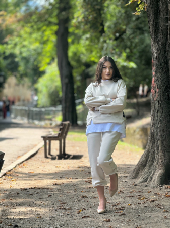 Costum bej cu pantaloni [2]