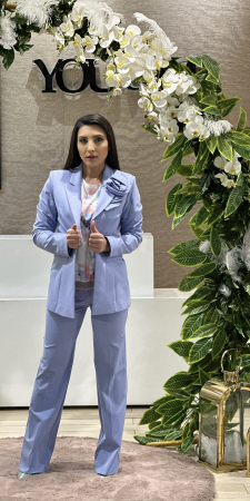 Compleuri si costume - Costum inchis la un nasture si aplicatie florala