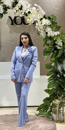 Costum inchis la un nasture si aplicatie florala [1]