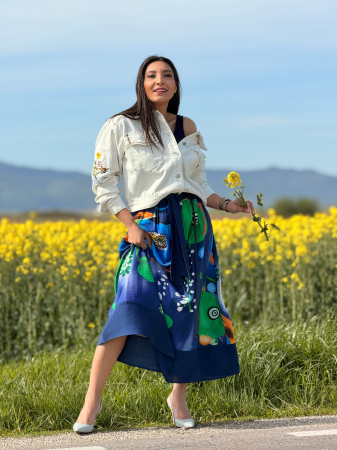 Fusta pe bleumarin cu detalii colorate [1]