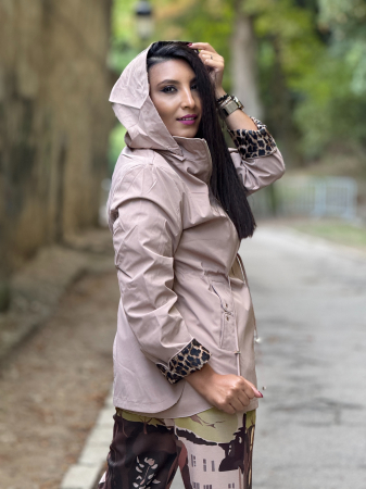 Geaca bej cu imprimeu animal print pe interior [3]