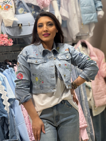 Geci si jachete - Geaca din blugi cu floricele brodate