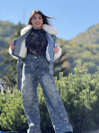Geaca din denim cu blanita alba si aplicatii stralucitoare [2]