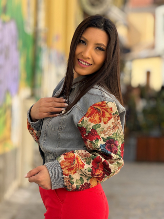 Geaca din denim cu buzunare aplicate si maneci cu imprimeu floral [3]