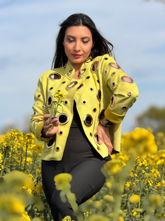 Geaca din piele intoarsa cu aplicatii metalice circulare aurii [5]