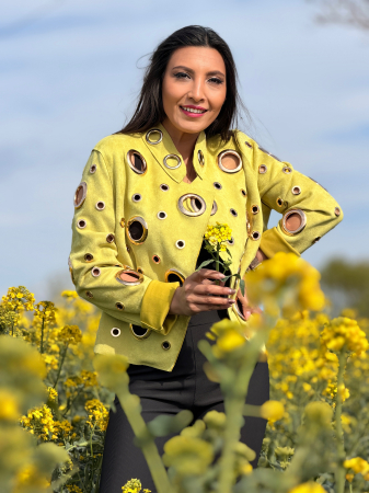 Geaca din piele intoarsa cu aplicatii metalice circulare aurii [4]