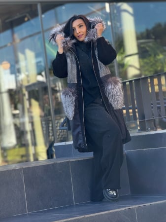 Geci si jachete - Geaca in carouri alb-negru cu guler si buzunare din blana naturala