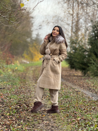 Geci de iarna - Geaca in carouri bej cu guler din blana naturala