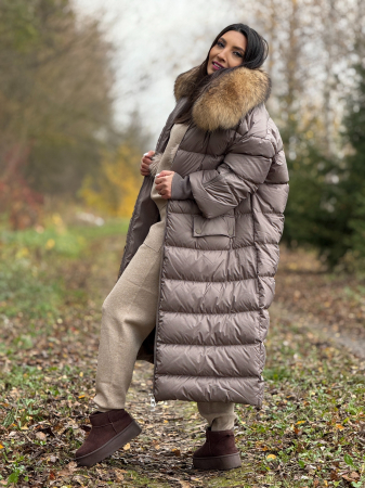 Geaca lunga matlasata cu buzunare si gluga din blana naturala [3]