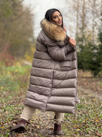 Geaca lunga matlasata cu buzunare si gluga din blana naturala [5]