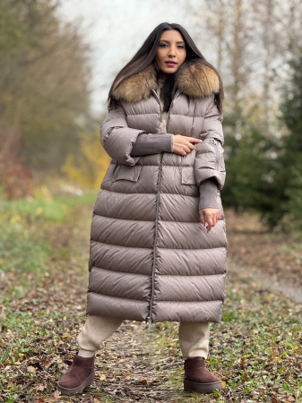Noutati - Geaca lunga matlasata cu buzunare si gluga din blana naturala