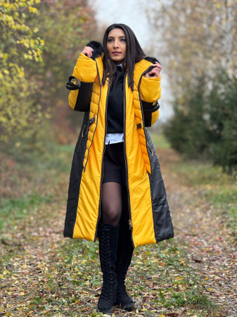 Noutati - Geaca lunga matlasata cu guler din blana neagra