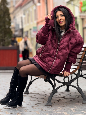 Geci si jachete - Geaca magenta cu gluga
