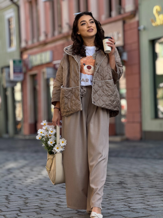 Geaca matlasata cu capse si detalii elegante [1]