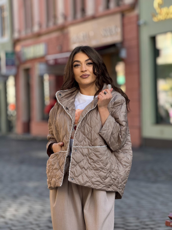 Geaca matlasata cu capse si detalii elegante [2]