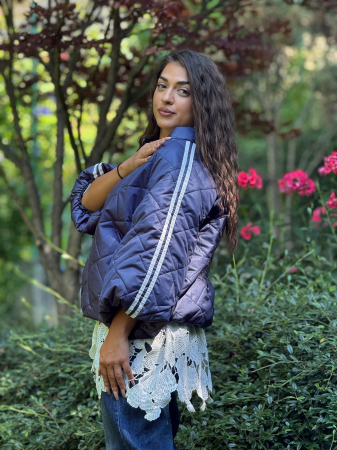 Geaca matlasata cu dungi albe pe maneci [3]