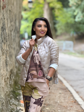 Geacă matlasată scurtă cu guler înalt și nasturi decorativi [4]