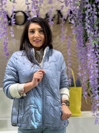 Geacă matlasată ușoară cu guler înalt, fermoar frontal și buzunare laterale [3]