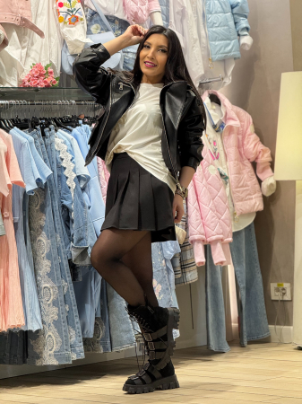 Geaca neagra cu elastic in talie si fermoar oblic [2]