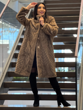 Haina din blana bej cu brosa [1]