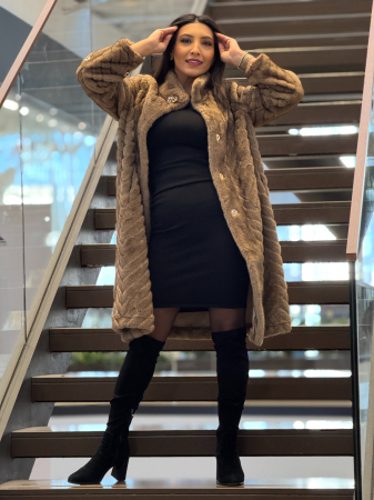 Haina din blana bej cu brosa [3]