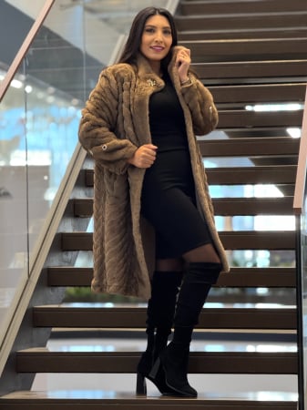 Geci si jachete - Haina din blana bej cu brosa