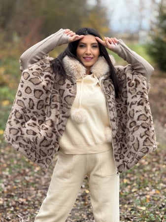 Noutati - Haina din blana ecologica si dunga pe mana