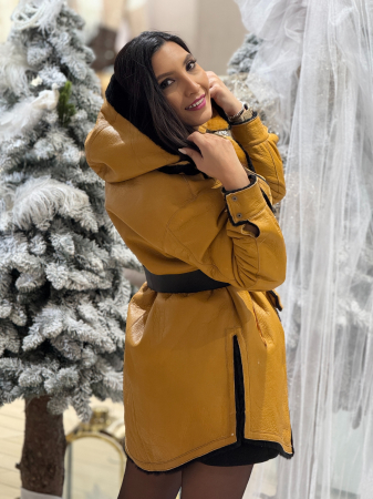 Haina din blana naturala cu detalii negre [7]