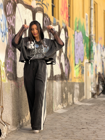 Hanorac cu aplicatii grafice sportive si detalii decorative din plasa [6]