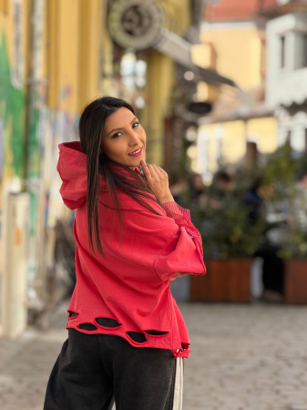 Hanorac cu aplicatii grafice sportive si detalii decorative din plasa [4]