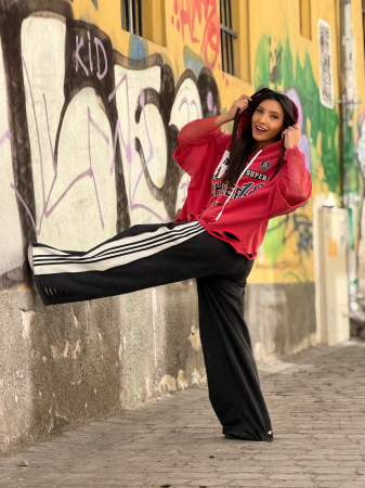 Hanorac cu aplicatii grafice sportive si detalii decorative din plasa [3]