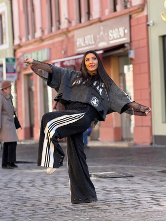 Hanorac cu gluga si scris si detalii decorative din plasa [3]