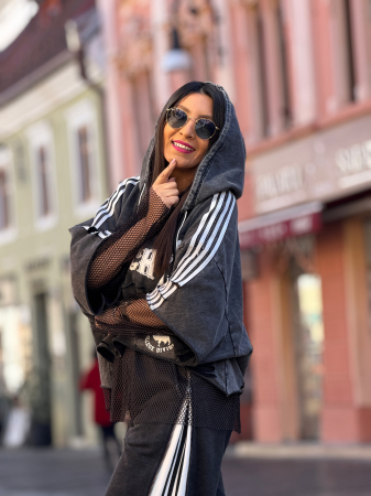 Hanorac cu gluga si scris si detalii decorative din plasa [1]