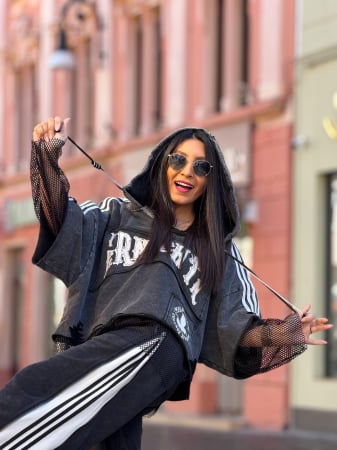 Noutati - Hanorac cu gluga si scris si detalii decorative din plasa