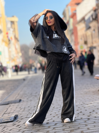 Hanorac cu gluga si scris si detalii decorative din plasa [4]