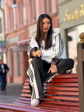 Hanorac cu gluga si scris si detalii decorative din plasa [1]