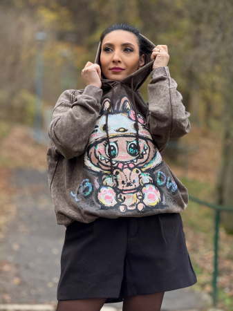 CADOURI DE CRACIUN - Hanorac maro cu imprimeu LABBUBU