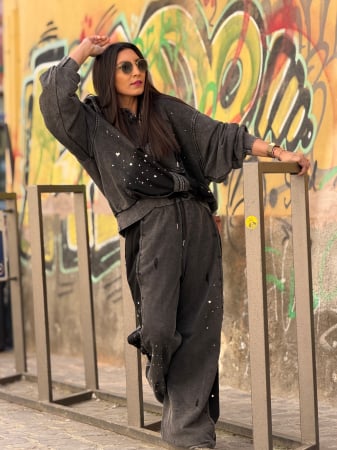 Imbracaminte de dama - Jacheta cu gluga si aplicatii