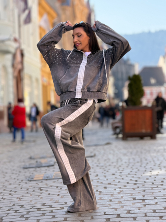 Imbracaminte de dama - Jacheta cu pietricele si detaliu alb