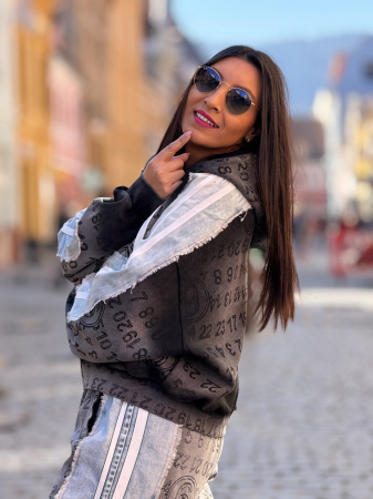 Jacheta cu scris si gluga si detalii de blugi [1]