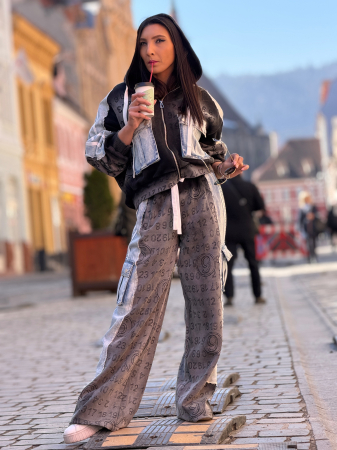 Jacheta cu scris si gluga si detalii de blugi [6]