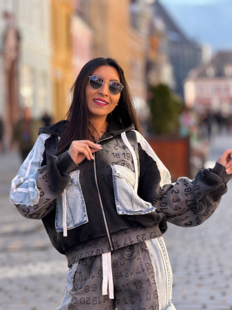 Jacheta cu scris si gluga si detalii de blugi