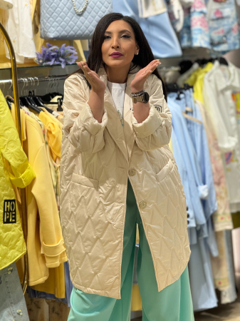 Jachetă damă cu croială dreaptă lejeră și model matlasat geometric [1]