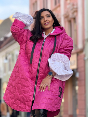 Noutati - Jachetă damă cu croială lejeră cu glugă și model matlasat cu motive florale reliefate