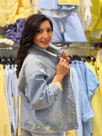 Jachetă damă din denim cu nasturi, croială lejeră și broderie florală [2]