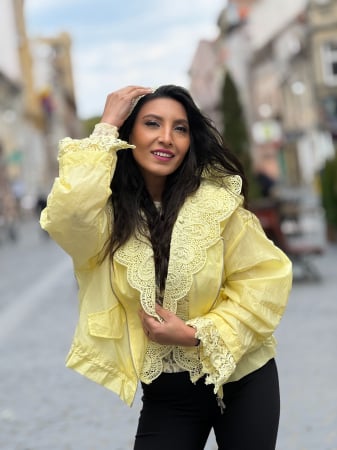 Geci si jachete - Jacheta galbena cu gluga si dantela