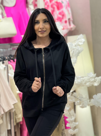 Jacheta neagra cu emblema pe spate [1]