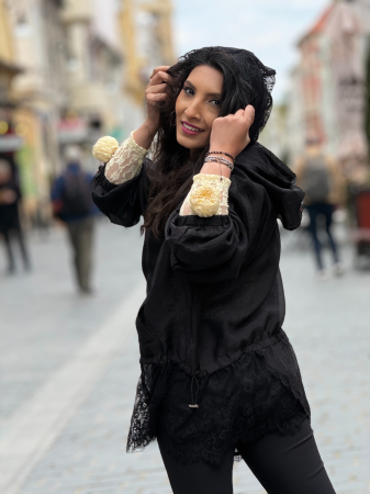 Jacheta neagra cu gluga si dantela [5]